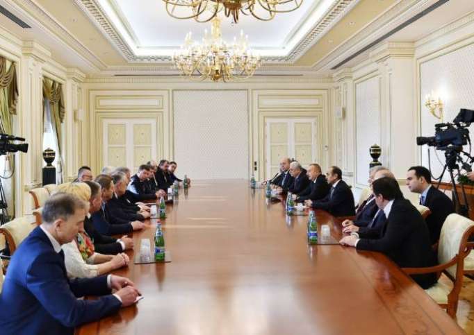 Ilham Aliyev recibe a los participantes del congreso- FOTOS