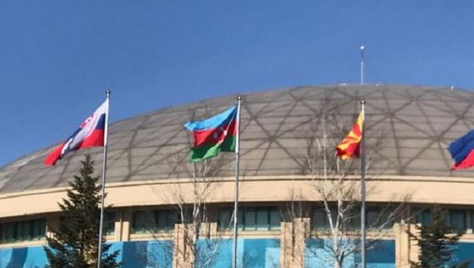 Bandera de Azerbaiyán levantada en la Villa Olímpica de PyeongChang