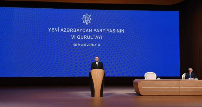 Präsident Aliyev nimmt am VI. Kongress der Neuen Aserbaidschanischen Partei teil