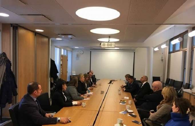 Vertreter der aserbaidschanischen Diaspora treffen sich mit der finnischen Botschafterin im Südkaukasus