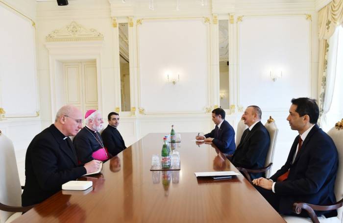 Ilham Aliyev recibe al Secretario del Vaticano para las Relaciones con los Estados- Actualizado 