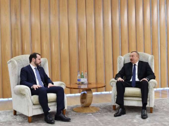 Ilham Aliyev se encuentra con el ministro de Energía y Recursos Naturales de Turquía