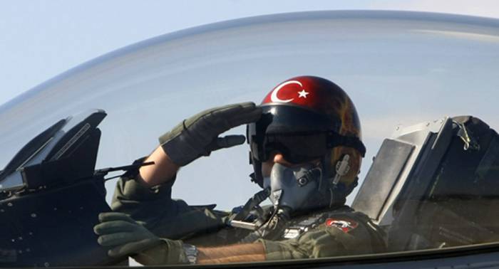 Türkisches Kampfflugzeug stürzt in Provinz Izmir ab – zwei Piloten tot