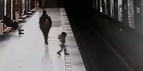 Mailand: Tapferer Teenager rettet Zweijährigen von U-Bahn-Gleis – VIDEO