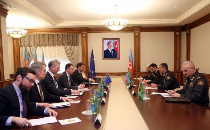 Aserbaidschans Verteidigungsminister trifft sich mit EU-Delegation