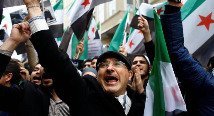 Unas 200 personas protestan frente al consulado de Rusia en Estambul por sucesos en Siria