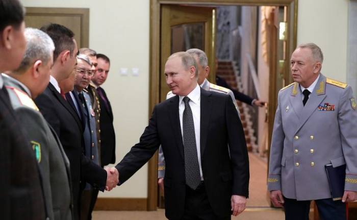 Putin se reúne con el general azerbaiyano