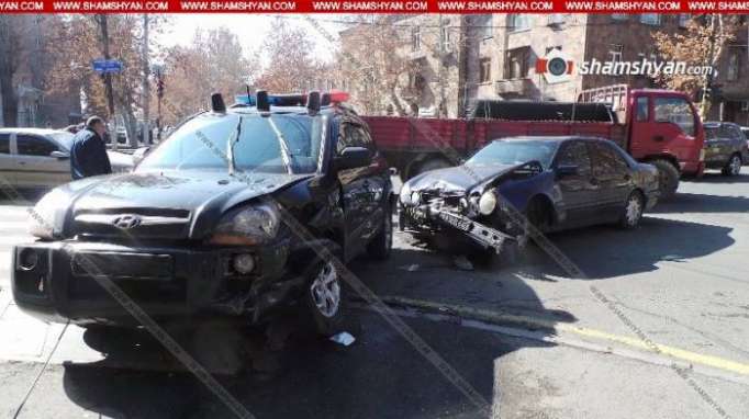 Car carrying Armenian PM’s bodyguards crashes in Yerevan