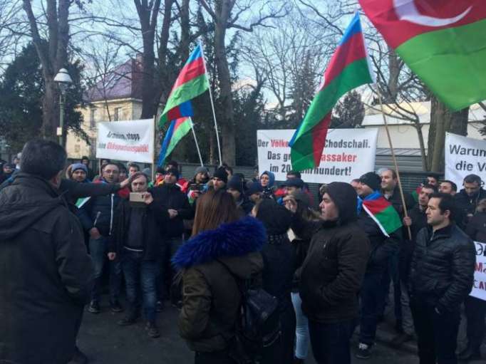 Acción de protesta ante la Embajada de Armenia en Berlín