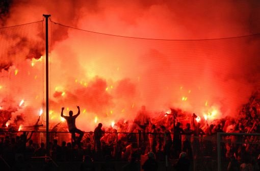 Pyrotechnik, Parolen, rote Farbe: Aktivisten-Demo vor russischem Konsulat in Odessa