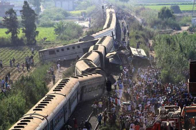 At least 10 people killed in Egyptian train crash