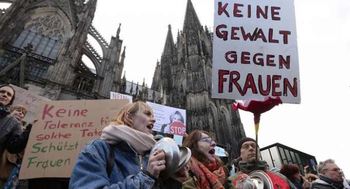 Deutsche Frauen gegen „Merkels Gäste“ – Rechtsruck oder Selbstverteidigung?