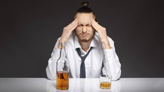 Consumir alcohol en exceso aumenta el riesgo de padecer demencia temprana
