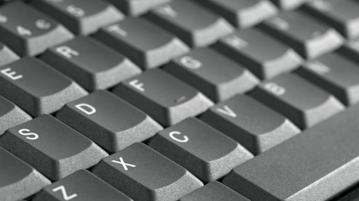 Informatikunterricht ohne Computer: Kreativer Lehrer aus Ghana zeichnet MS-Word-Dokument an Tafel
