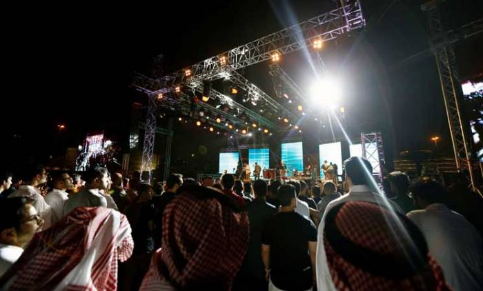 سعوديون يحضرون أول مهرجان لموسيقى الجاز في المملكة -صور وفيديو