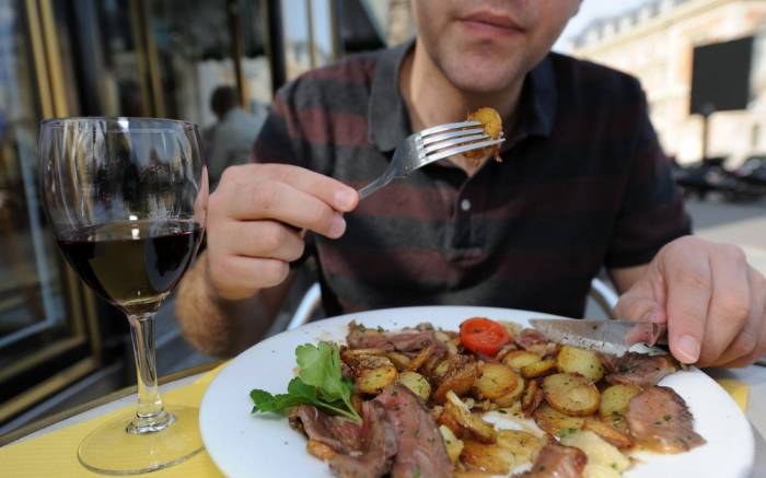 Manger moins vite permet de perdre du poids, selon une étude