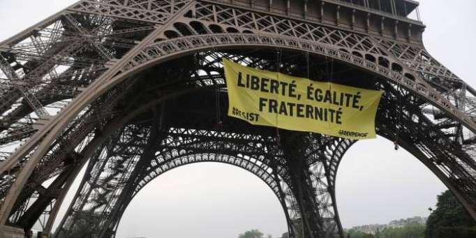 Banderole sur la tour Eiffel : un mois avec sursis pour des militants de Greenpeace