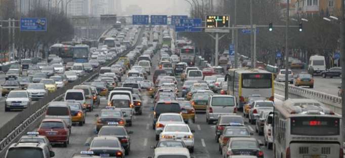 Chine: le brouillard crée un embouteillage de 12.000 voitures