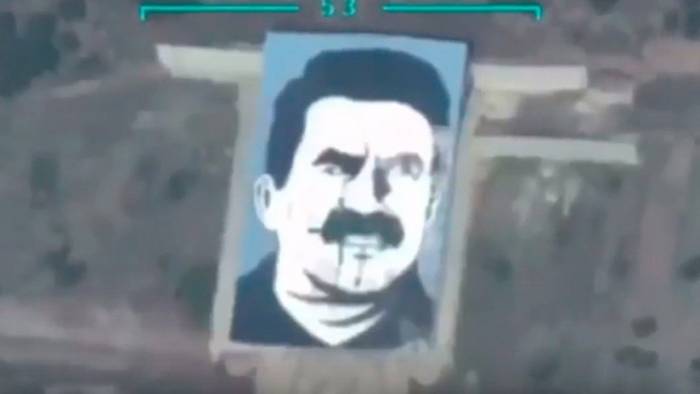 VIDEO: Turquía bombardea retrato gigante del líder kurdo Ocalan cerca de Afrín
