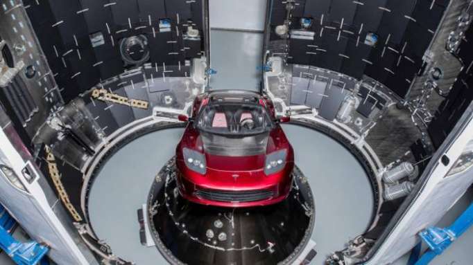 FOTO: La insólita frase que lleva el auto enviado al espacio por Elon Musk