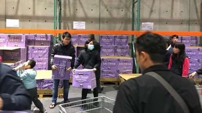 Taiwaner decken sich mit Klopapier ein