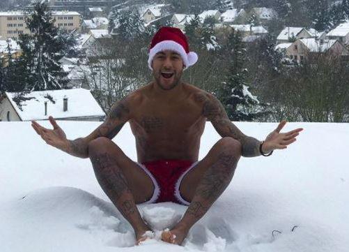 Neymar a demi-nu dans la neige cinq jours avant Madrid-PSG