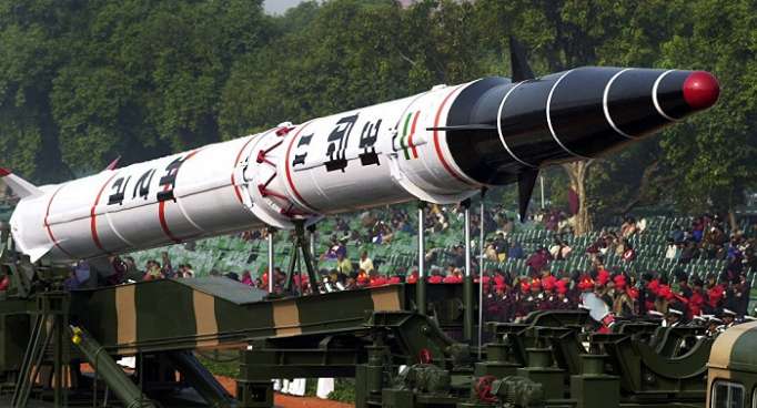 La India realiza un ensayo del misil de alcance medio Agni-II