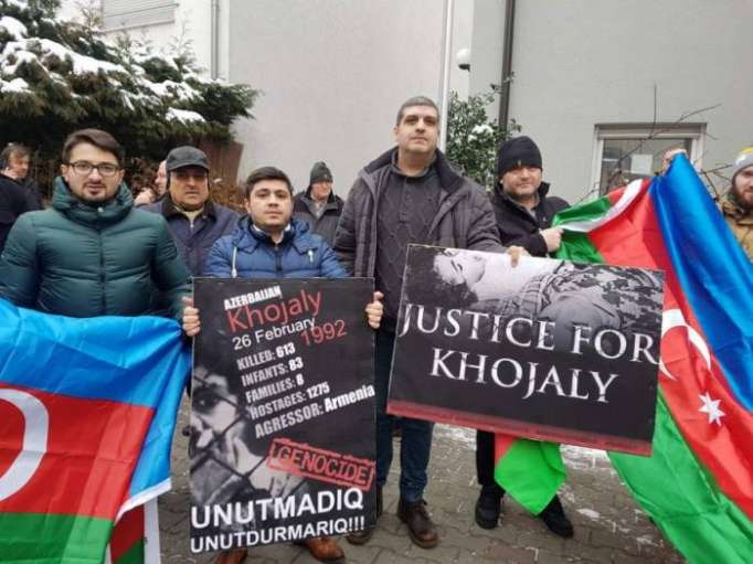 Los azerbaiyanos de Alemania realizaron una acción de protesta