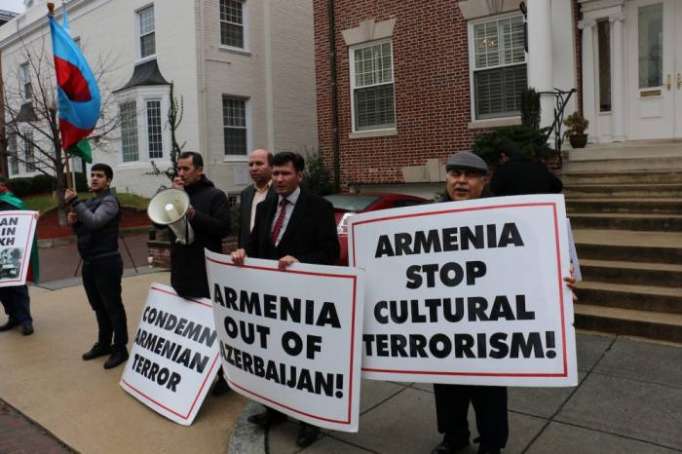 Acción de protesta frente a la embajada de Armenia en EE. UU. - FOTO
