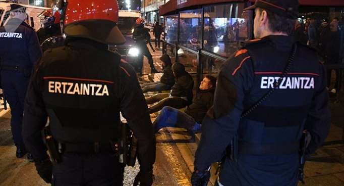  Fallece un policía vasco tras enfrentamientos entre seguidores del Spartak de Moscú y Athletic