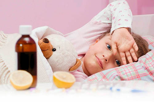 استشارى يقدم روشتة طبية لحماية الأطفال من نزلات البرد