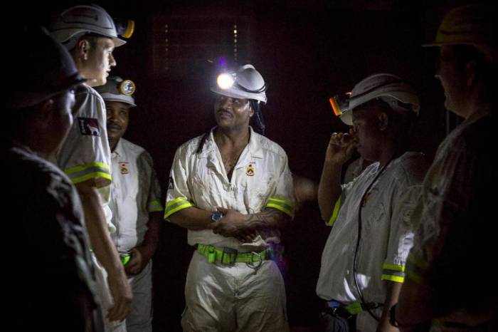 900 trapped South Africa miners evacuated after power outage