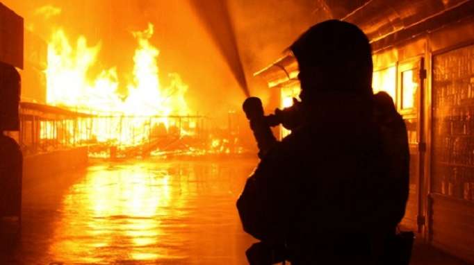 Fire blazes through Tbilisi shopping mall