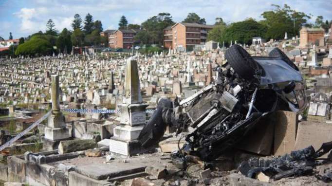 Betrunkener Fahrer rast in Friedhof