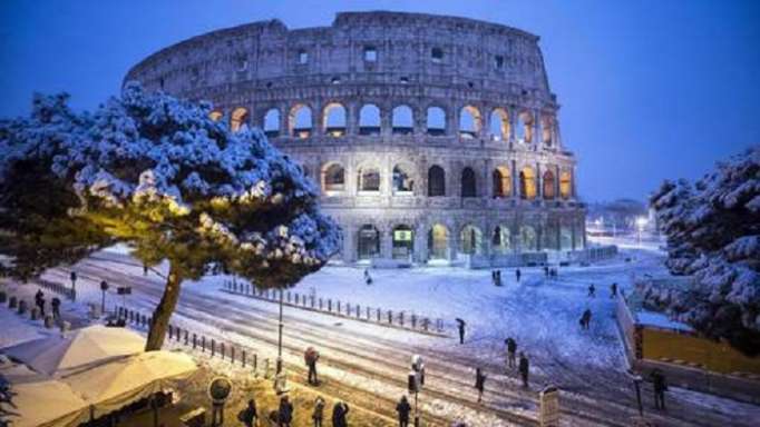Rome sous la neige, le Colisée et les écoles fermés
