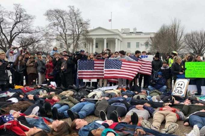 Jóvenes en EE.UU. protestan contra la violencia armada
