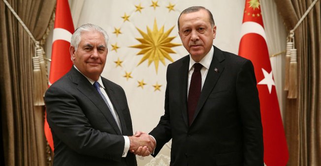 Tillerson rompe el protocolo en un encuentro con Erdogan