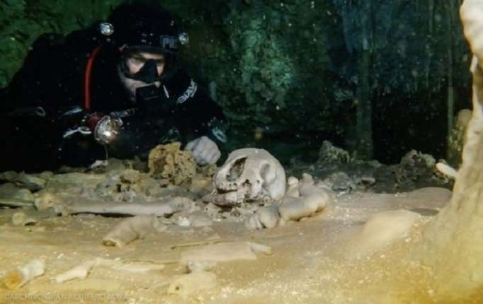 Des vestiges mayas dans une grotte inondée