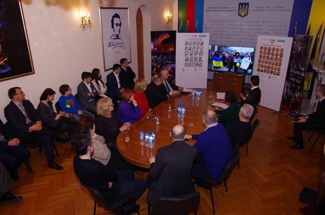 En la Embajada de Ucrania en Azerbaiyán se rindió homenaje a las víctimas de la tragedia de Joyalí