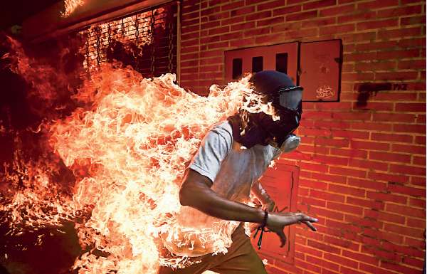 ترشح «متظاهر فنزويلا المحترق» لـ«جائزة أفضل صورة»