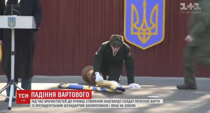 Presidential guard falls during Poroshenko