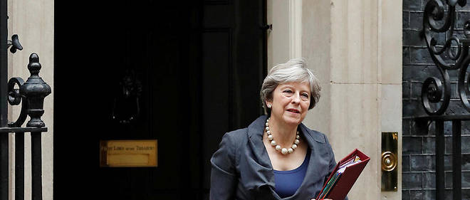 Il est "tragique" que Vladimir Poutine "ait suivi cette voie", affirme Theresa May