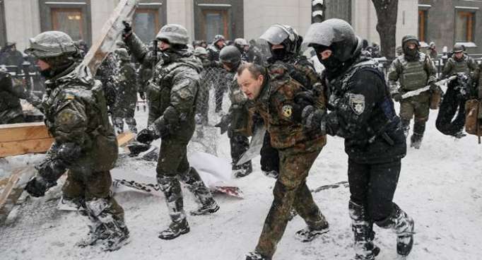 Al menos 10 heridos y 50 detenidos en enfrentamientos en centro de Kiev