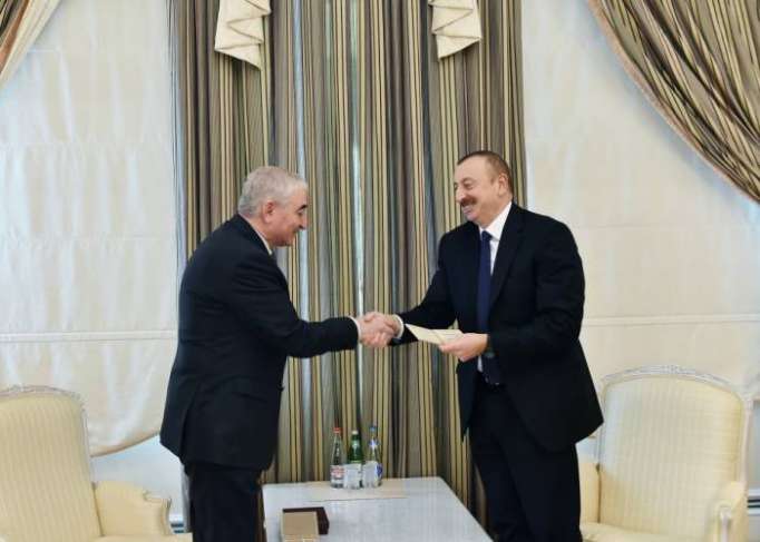 Presidente de la CEC presenta el certificado de candidato presidencial a Ilham Aliyev- Actualizado