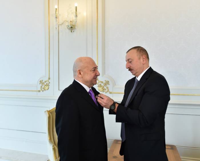 Le président Ilham Aliyev remet l’Ordre «Dostluq» à Mammadali Aghayev - PHOTOS