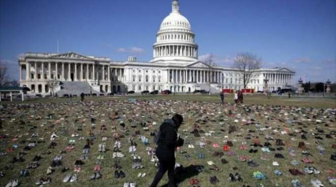 Con siete mil pares de zapatos protestan contra las armas en EEUU