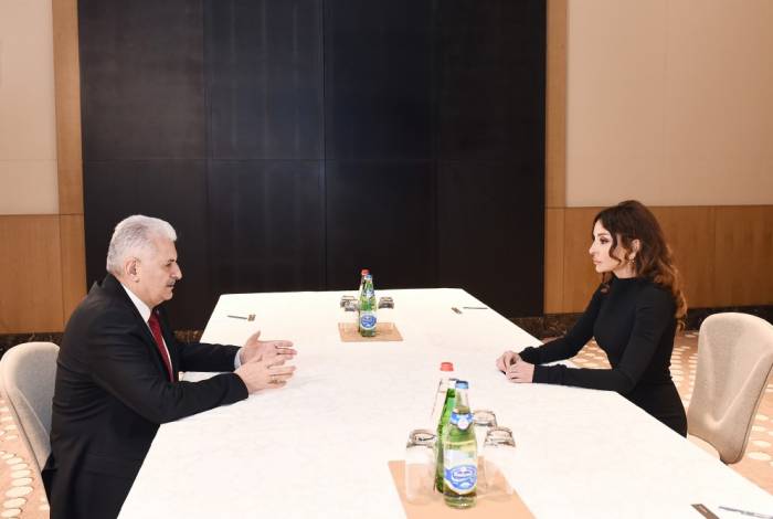 Mehriban Aliyeva se encuentra con Binali Yildirim