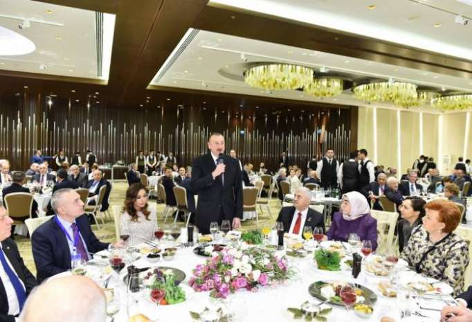Un banquet officiel donné en l’honneur des participants du 6e Forum global de Bakou 