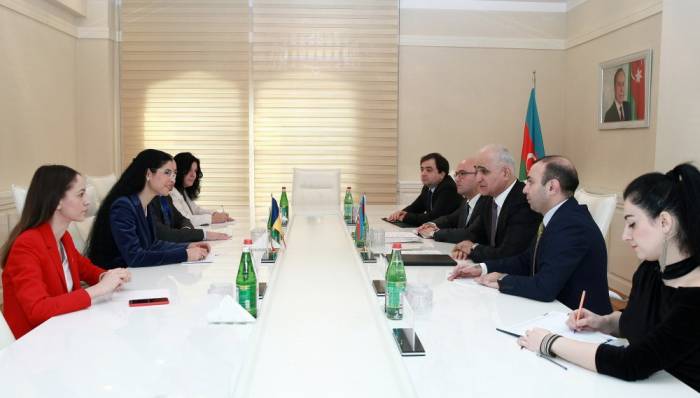 Azerbaiyán y Rumania discuten cooperación en el campo de la economía