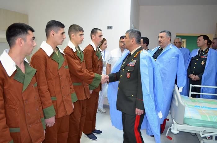 Ministro de Defensa de Azerbaiyán visita a los militares en el hospital- FOTOS